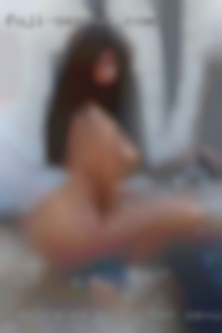 Embraces badly her sexuality and women is open.